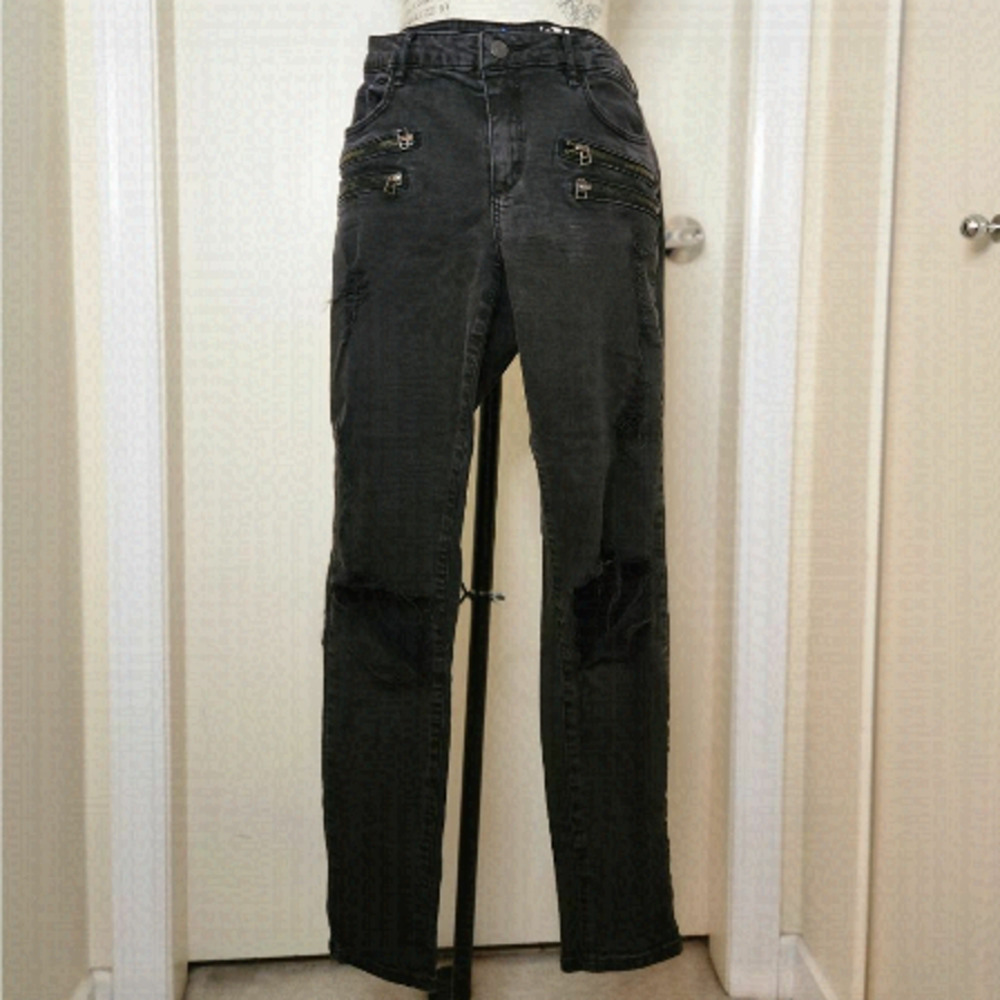 Highwaisted black distressed skinny jeans